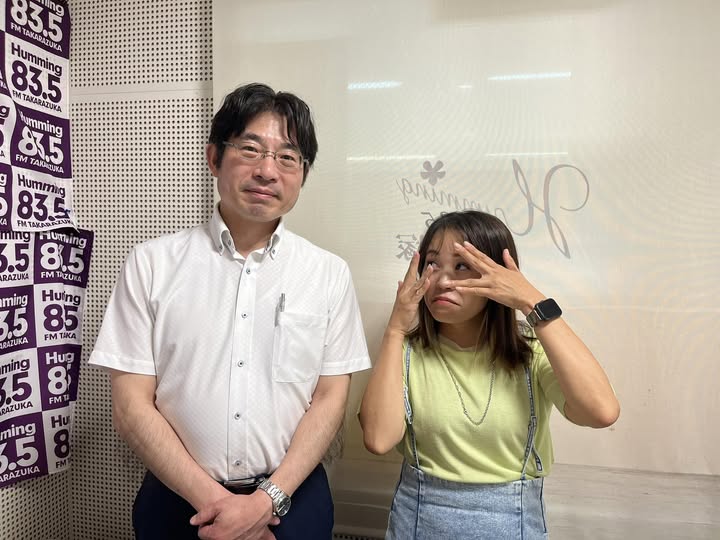 ‎2人、眼鏡、‎、「‎BpoиcлAaлиoи 835 MTAKARAT TAKARAZUKA iing FM 83.5 Humming PMTAKARAIUKA 8.5 FM TAKKILUKA umming humming 83. A 58.5 Tuming ning RAZUKA FM TAZUKA PжΑΛИΔR الل ming Hưing .5 85 RAZUKA FM FMTAKA TAKA ming Hug 5 8 RAZUKA FM TR ming Hu 5 RAZUKA‎」というテキスト‎‎の画像のようです